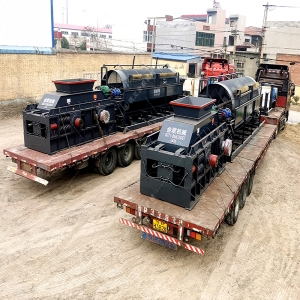 兩臺大型2PG1510鵝卵石破碎機設備發貨圖片