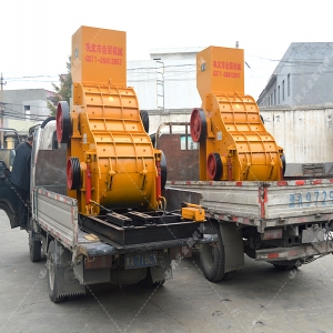 兩臺800X800雙級粉碎機(jī)發(fā)貨圖片_發(fā)往廣西南寧_破碎鐵礦石