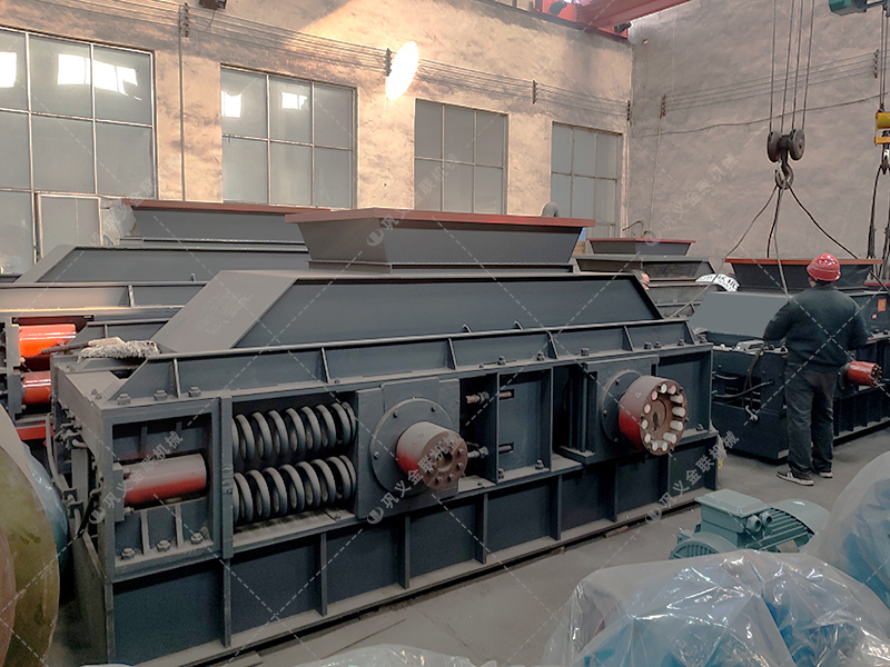 1000x700型全自動液壓對輥制砂機發貨