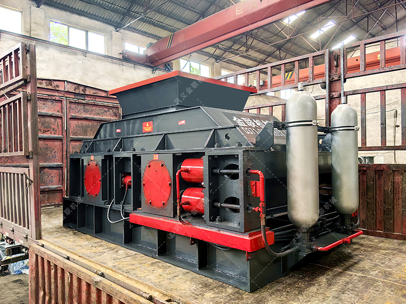 大型液壓對輥制砂機發貨 2PG1208制砂機發往山東 大型液壓對輥制砂機發貨 2PG1208制砂機發往山東