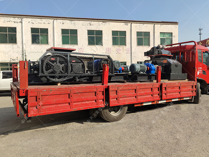 兩臺小型對輥制砂機 610x400組合對輥發往上海