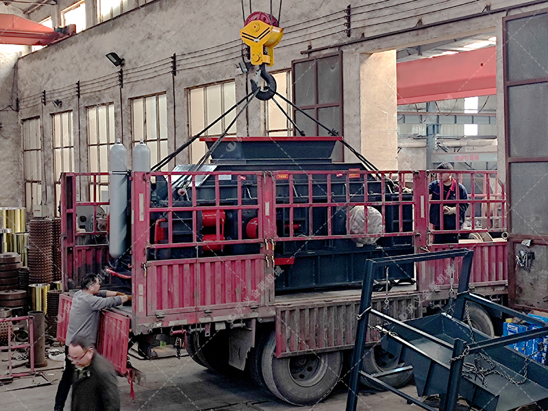 2PG1500x1000大型液壓對輥破碎機第二臺發往云南昆明