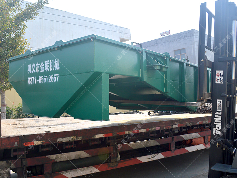 兩臺小型對輥破碎機和直線篩發(fā)貨圖片_發(fā)往江蘇南通_處理硅石 兩臺小型對輥破碎機和直線篩發(fā)貨圖片_發(fā)往江蘇南通_處理硅石