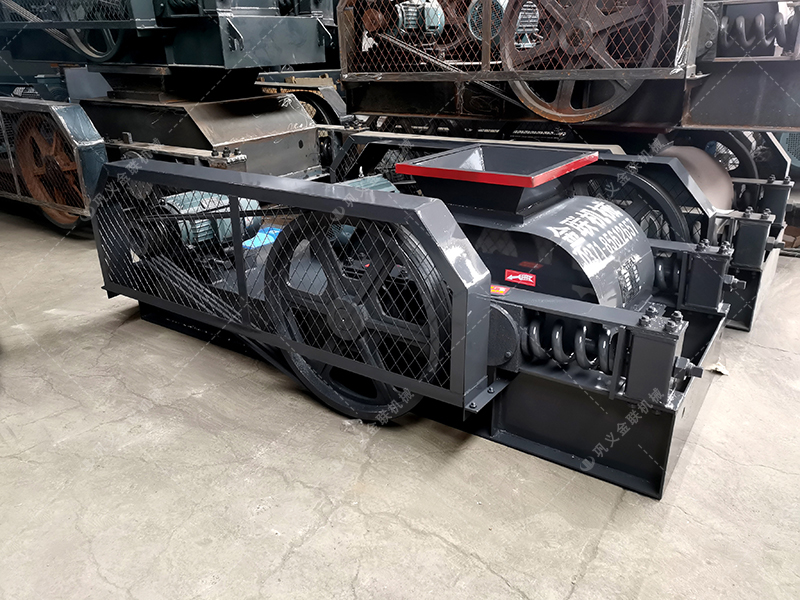 小型對輥機和雙齒輥發貨圖片_發往河南登封_破碎保溫陶瓷