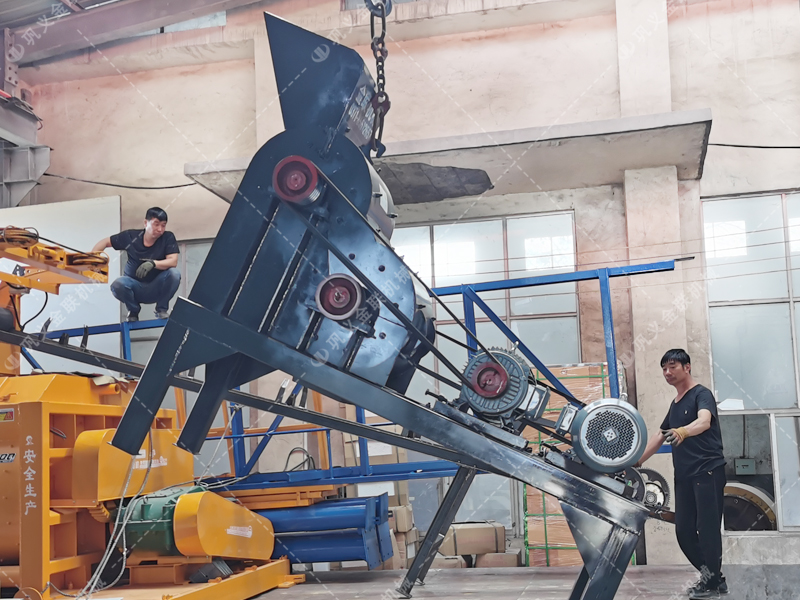 小型雙級粉碎機(jī)和雙齒輥易損件發(fā)貨圖片