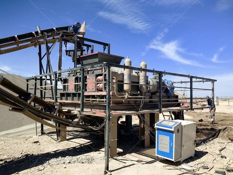 大型液壓對輥制砂機(jī)規(guī)格型號(hào)及技術(shù)參數(shù)簡介 大型液壓對輥制砂機(jī)規(guī)格型號(hào)及技術(shù)參數(shù)簡介